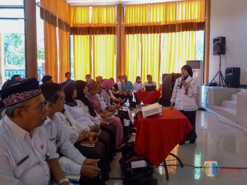 Kepala Dinas Pendidikan Kota Malang, Dra Zubaidah MM saat memberi sambutan dalam Sosialisasi Implementasi Pendidikan Antikorupsi di Gedung Pertamina SMKN 2 Malang. (Foto: Imarotul Izzah/MalangTIMES)