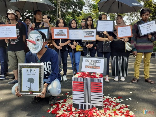 Sejumlah massa menabur bunga tolak pengesahan revisi UU KPK di area Balai Kota Malang. (Arifina Cahyanti Firdausi/MalangTIMES)
