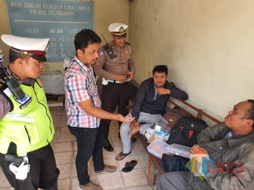 Dua orang yang diamankan saat razia lantas di Pulosari Ngunut, mereka membawa perhiasan emas mencapai 2 Kilogram (Foto : Dokpol / TulungagungTIMES)