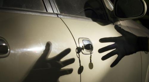 Ilustrasi pencurian mobil pickup menggunakan kunci duplikat (megapolitan.okezone)