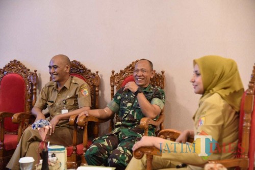 Komandan Brigif 9 Letkol Inf Andreas saat bertemu Bupati Jember Faida guna membahas Jember Army Festival. (foto : Izza / Jatim TIMES)