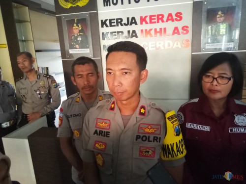 Waka Polres Malang Kota, Kompol Ari Tristiawan (tengah) (Anggara Sudiongko/MalangTIMES)