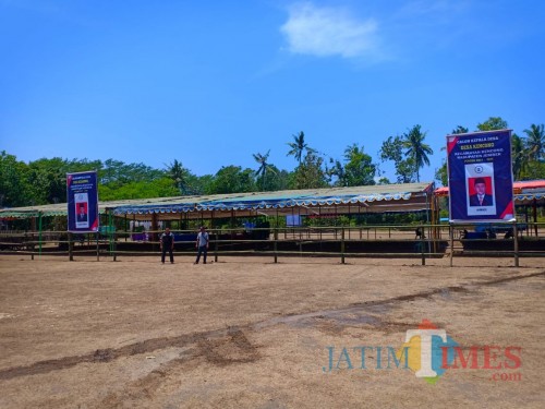 Tenda di lapangan Wunguan Desa Kencong siap menggelar Pilkades besok (foto : R Ulum / Jatim TIMES)