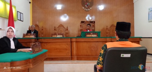 Tertunduk lesu, terdakwa kasus pencabulan mantan pacar saat menjalani sidang putusan di Pengadilan Negeri Sumenep (Foto: Syaiful Ramadhani / JatimTIMES)