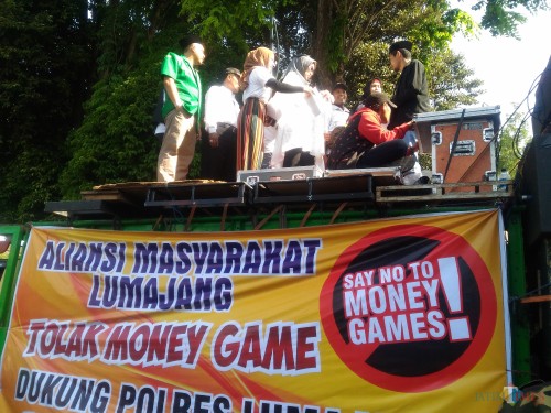 Wakil Bupati Lumajang Ir. Indah Amperawati ketika berorasi di depan massa pendukung polisi (Foto : Moch. R. Abdul Fatah / Jatim TIMES)