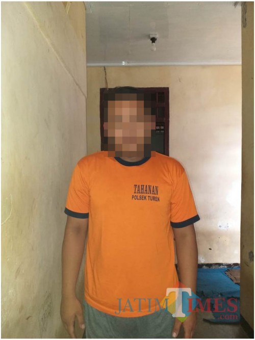 Tersangka Yulias Adis Ribowo beserta barang bukti hasil curian saat diamankan polisi (Foto : Polsek Turen for MalangTIMES)