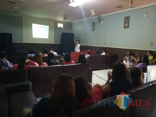 Dokter menjelaskan antisipasi penyebaran virus HIV/AIDS di salah satu kafe hiburan malam kawasan wisata Pantai Prigi.