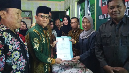 Lukman Yani menyerahkan formulir pendaftaran Cabup ke PKB Kamis siang