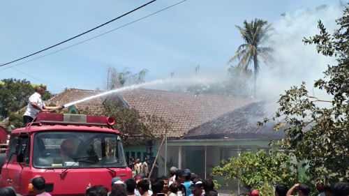 Petugas pemadam kebakaran saat berupaya memadamkan api. (Foto : Polsek Turen for MalangTIMES)