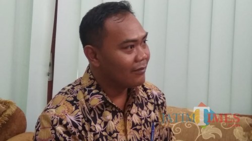 Kabid Pendidikan SD Dinas Pendidikan dan Kebudayaan Kabupaten Jombang Hendro saat diwawancarai di kantornya. (Foto : Adi Rosul / JombangTIMES)