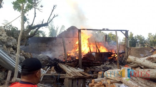 Kandang dan gudang kayu milik Sakri yang terbakar. / Foto : Rakidi / Tulungagung TIMES