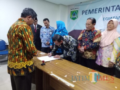 Ketua Koalisi Kependudukan Kota Batu Didik Supriyanto saat menandatangani SK keputusan di Balai Kota Among Tani, Kamis (19/9/2019).