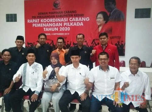 M.Ridwan (tengah) usai mengambil formulir beberapa waktu lalu. (Eko Arif S /JatimTIMES)
