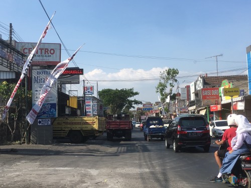 Pajak reklame menggunakan sarana kain yang ada di Kabupaten Malang (Foto : Ashaq Lupito / MalangTIMES)