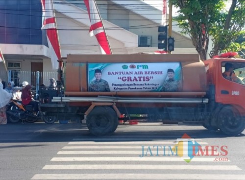 Tangki yang digunakan BPBD untuk dropping air bersih ke daerah terdampak kekeringan. (Fahrurrosyi)
