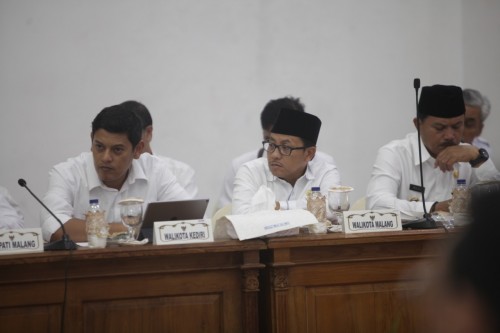 Wali Kota Malang Sutiaji (tengah) saat menghadiri rakor Pemprov Jatim (Humas Pemkot Malang for MalangTIMES)