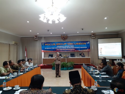 FGD perumusan pedoman teknis pelibatan peran serta masyarakat dalam pengelolaan pendidikan Dispendik Kabupaten Malang. (Arifina Cahyanti Firdausi/MalangTIMES)