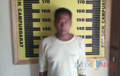 Anggi saat diamankan di Mapolsek Campurdarat. / Foto : Dokpol / Tulungagung TIMES