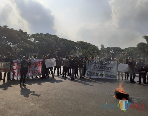 Aksi demo mahasiswa di Kota Malang diwarnai pembakaran ban (Arifina Cahyanti Firdausi/MalangTIMES)
