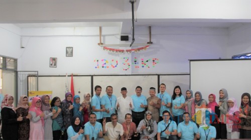 Direksi, Manajemen dan Tim FIFGROUP bersama Kepala Sekolah dan Guru SMK PGRI III Bogor