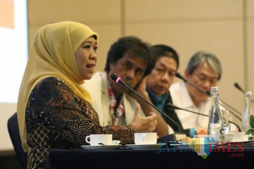 Gubernur Jawa Timur Khofifah Indar Parawansa yang menjadi narasumber