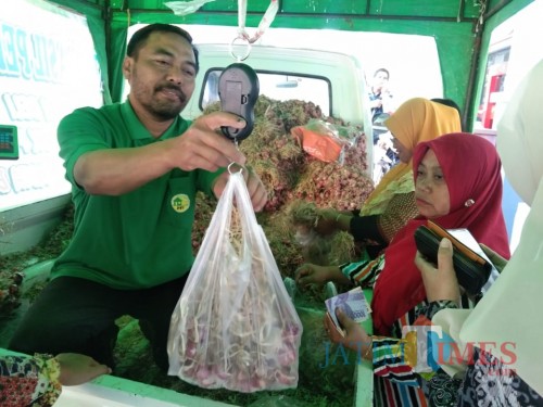 Petugas saat melayani konsumen di Balai Kota Among Tani, Jumat (20/9/2019). (Foto: Irsya Richa/ MalangTIMES)