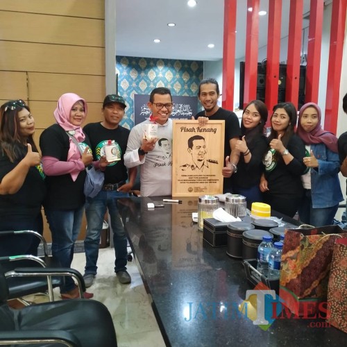 Suasana akrab para netizen di ruangan Kapolres Tulungagung AKBP Tofik Sukendar, Jumat (20/09) siang / Foto : Anang Basso / Tulungagung TIMES