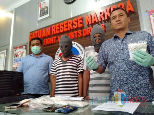 Tersangka M Khudori beserta barang bukti pil koplo saat sesi rilis di kantor Satreskoba Polres Malang (Foto : Ashaq Lupito / MalangTIMES)