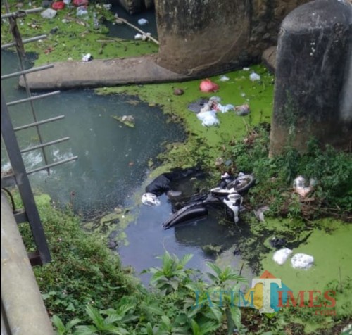 Kondisi jenasah Nuralim korban kecelakaan yang ditmukan tewas di sungai sesaat sebelum dievakuasi ke kamar mayat RSSA Malang (Foto : Istimewa)