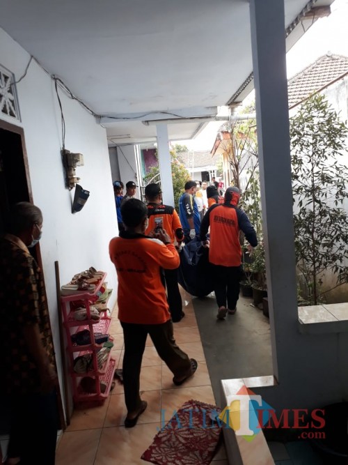 Petugas saat mengevakuasi jenazah korban ke kamar mayat RSSA Kota Malang (Foto : Polsek Kepanjen for MalangTIMES)