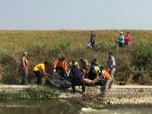 Proses Evakuasi mayat yang ditemukan di anak sungai brantas di Desa Ngogri, Kecamatan Megaluh, Jombang oleh anggota kepolisian. (Istimewa)