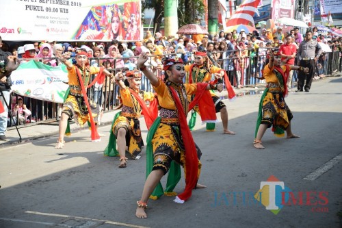 Salah satu peserta Pawai Budaya Jombang menampilkan kesenian asli Jombang berupa Tari Remo Boletan. (Foto : Adi Rosul / JombangTIMES)