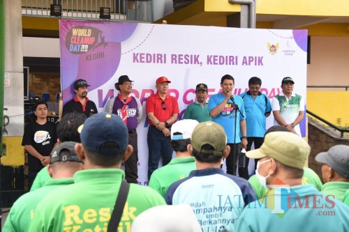 Walikota Kediri Abdullah Abu Bakar saat memberikan sambutan dalam acara World Cleanup Day 2019 di GOR Jayabaya. (eko Arif s /JatimTimes)