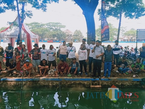 Camat Singosari Bagus Sulistyawan (pegang mix) saat memberikan pengarahan terkait pentingnya menjaga sungai kepada warga (for MalangTIMES)
