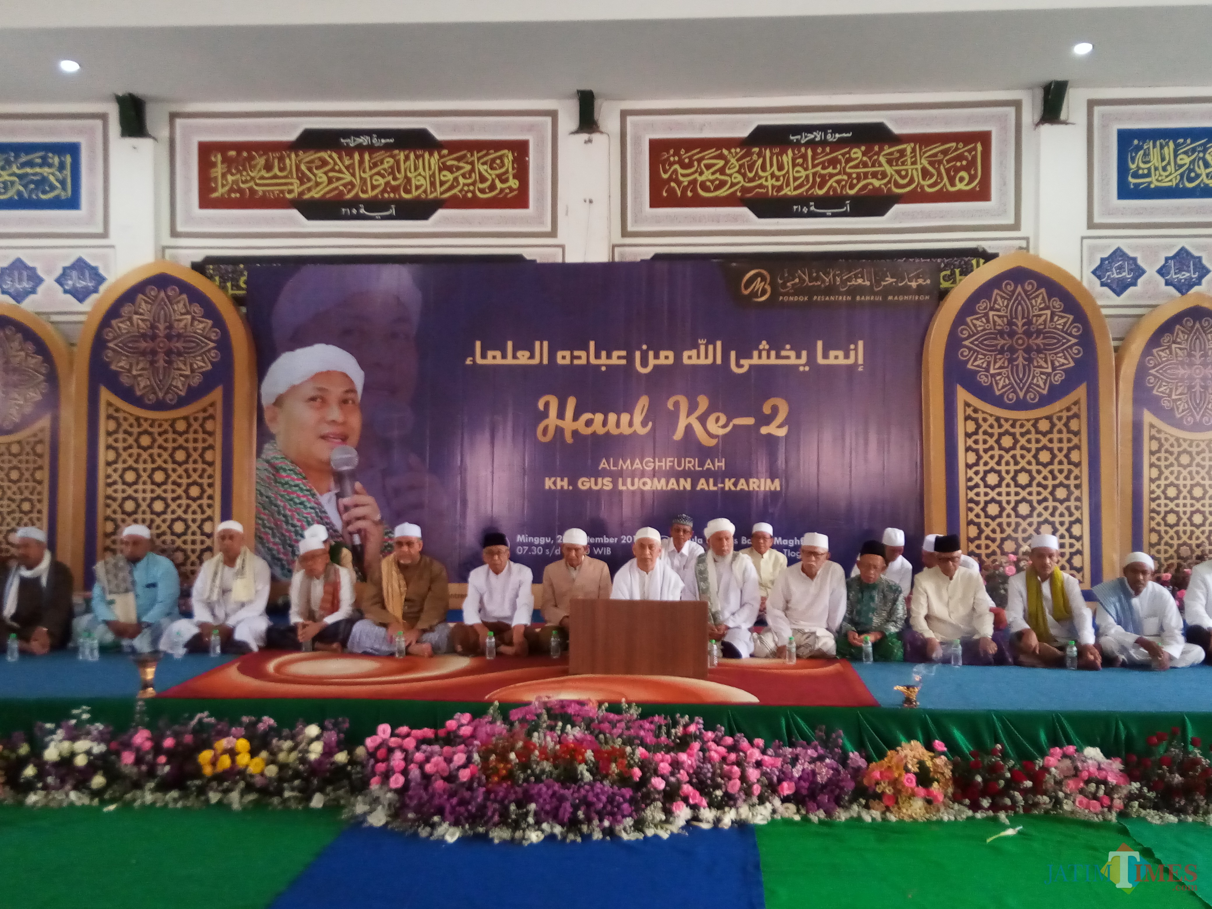 Suasana saat para ulama membacakan doa pada Haul Ke-2 almaghfurlah KH Gus Lukman Al-Karim di Ponpes Bahrul Magfiroh. (Anggara Sudiongko/MalangTIMESG