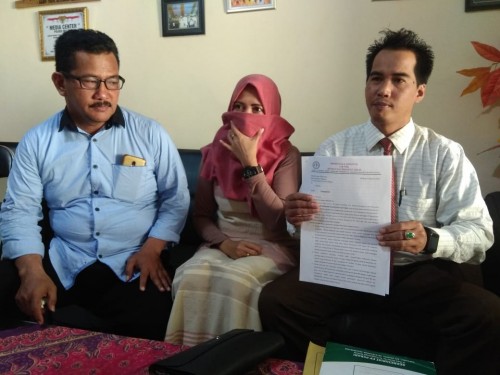 SW beserta kuasa hukumnya saat mengadukan salah satu anggota DPRD Kabupaten Malang dengan dugaan kasus penyebaran foto bugil dan perzinaan ke Polres Malang (Foto : Istimewa)