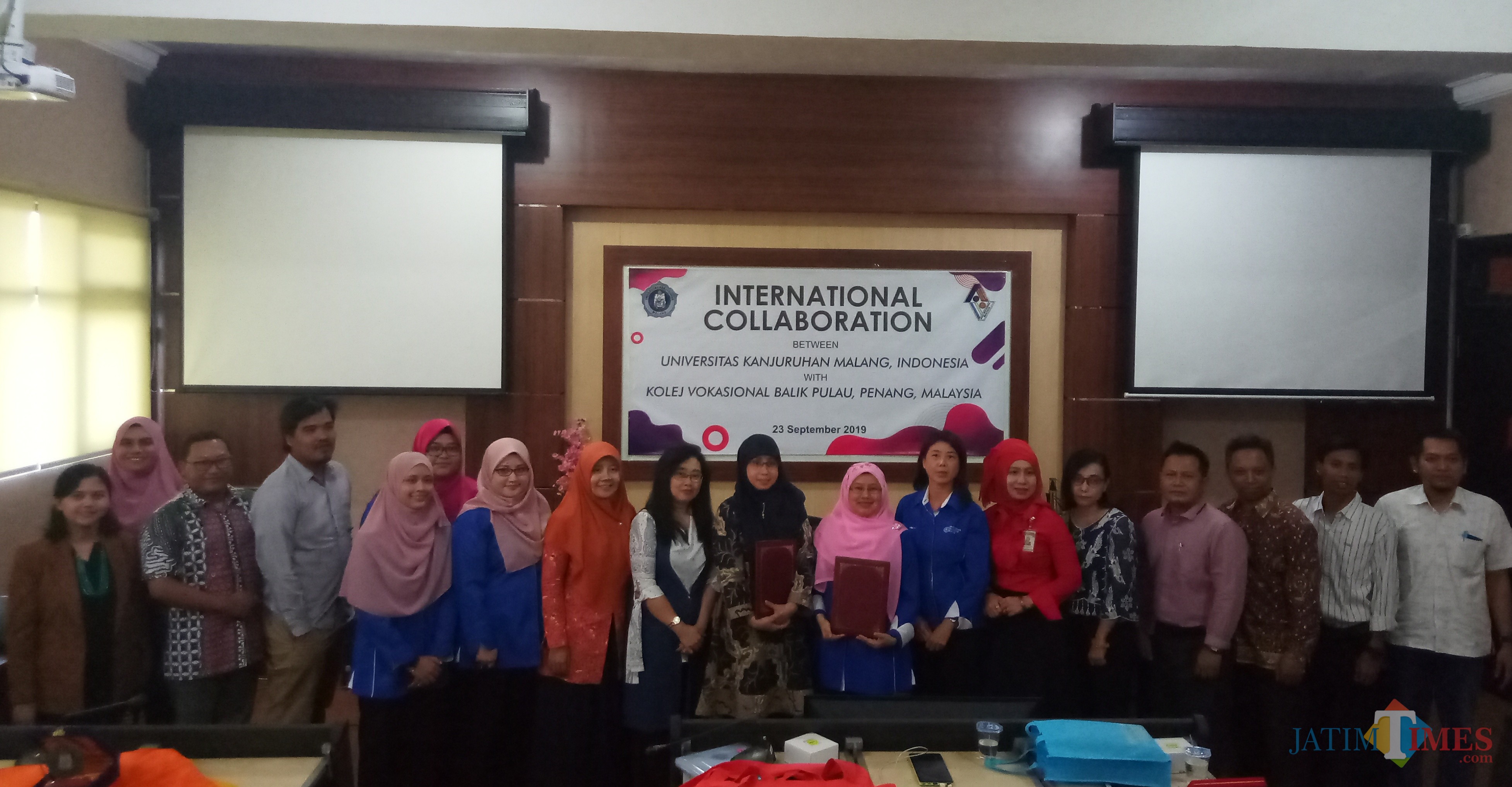 Civitas akademika Unikama berfoto bersama dengan delegasi dari KVBP setelah mengggelar kegiatan International Collaboration. (Anggara Sudiongko/MalangTIMES)