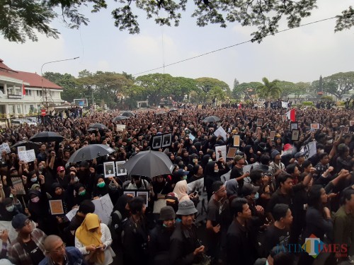 Serba Hitam Area Alun-Alun Tugu Kota Malang menjadi lautan hitam aksi mahasiswa (Arifina Cahyanti Firdausi/MalangTIMES)