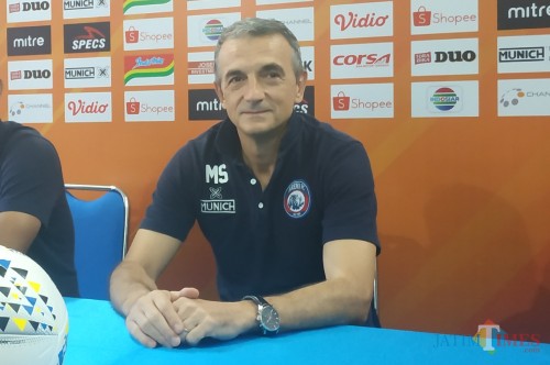 Pelatih Kepala Arema FC, Milomir Seslija (Hendra Saputra)
