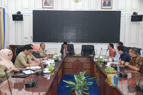 Rapat koordinasi di Balaikota Malang terkait masuknya produk UMKM ke toko modern. (Foto: Humas Pemkot Malang for MalangTIMES)