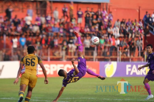 Saling berebut bola antara pemain Persik Kediri dan Mitra Kukar di Stadion Brawijaya Kediri. (eko Arif s /JatimTimes)