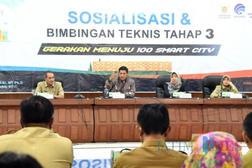 Walikota Kediri Abdullah Abu Bakar saat memberikan sambutan kepada seluruh OPD. (eko Arif s /JatimTimes)