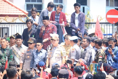 Ketua DPRD Kota Malang I Made Rian DK (batik merah) saat menemui massa aksi. (Arifina Cahyanti Firdausi/MalangTIMES)