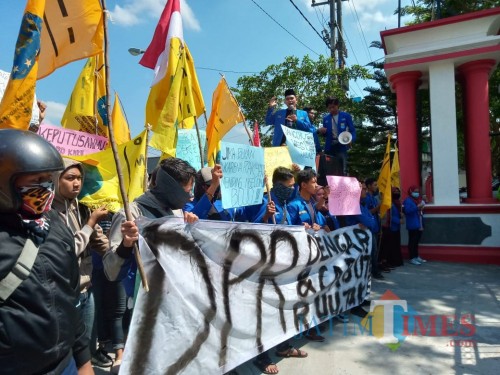 Aksi demo mahasiswa di kantor DPRD Kabupaten Blitar.(Foto : Malik Naharul/BlitarTIMES)