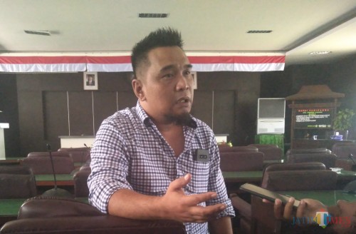 Ach. Tatang, ketua faraksi madani saat berbincang dengan anggota fraksi yang lain soal keterlambatan PPP menyetor nama kadernya sebagai ketua. (Fahrurrosyi)