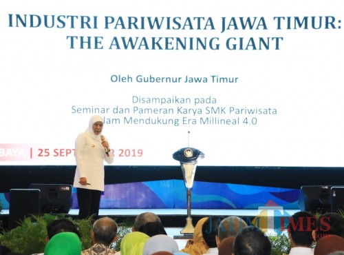 Khofifah saat membuka Seminar dan Pameran SMK Pariwisata Dalam Rangka Mendukung Era Millenial 4.0