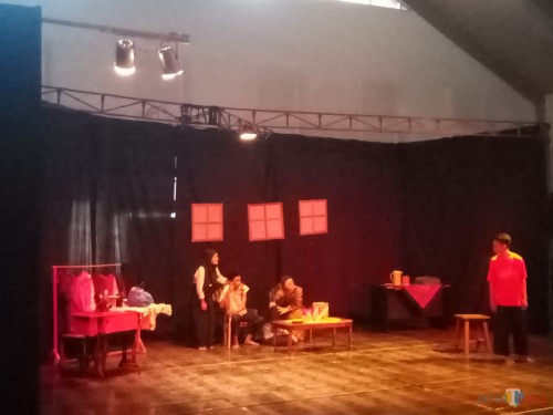 Suasana saat salah satu peserta melakukan teater dalam festival teater 2019 (Anggara Sudiongko/MalangTIMES)