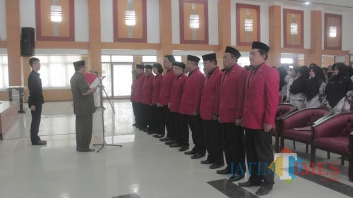 Plt Wali Kota Blitar Santoso melantik pengrurus Dewan Pendidikan periode 2018-2023.(Foto: Aunur Rofiq/BlitarTIMES)