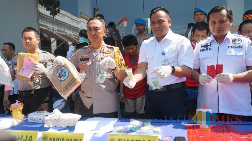 Polisi ketika menunjukkan barang bukti