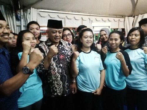 Bupati Malang Sanusi saat bersama para calon Pekerja Migran Indonesia di suatu acara (Nana)